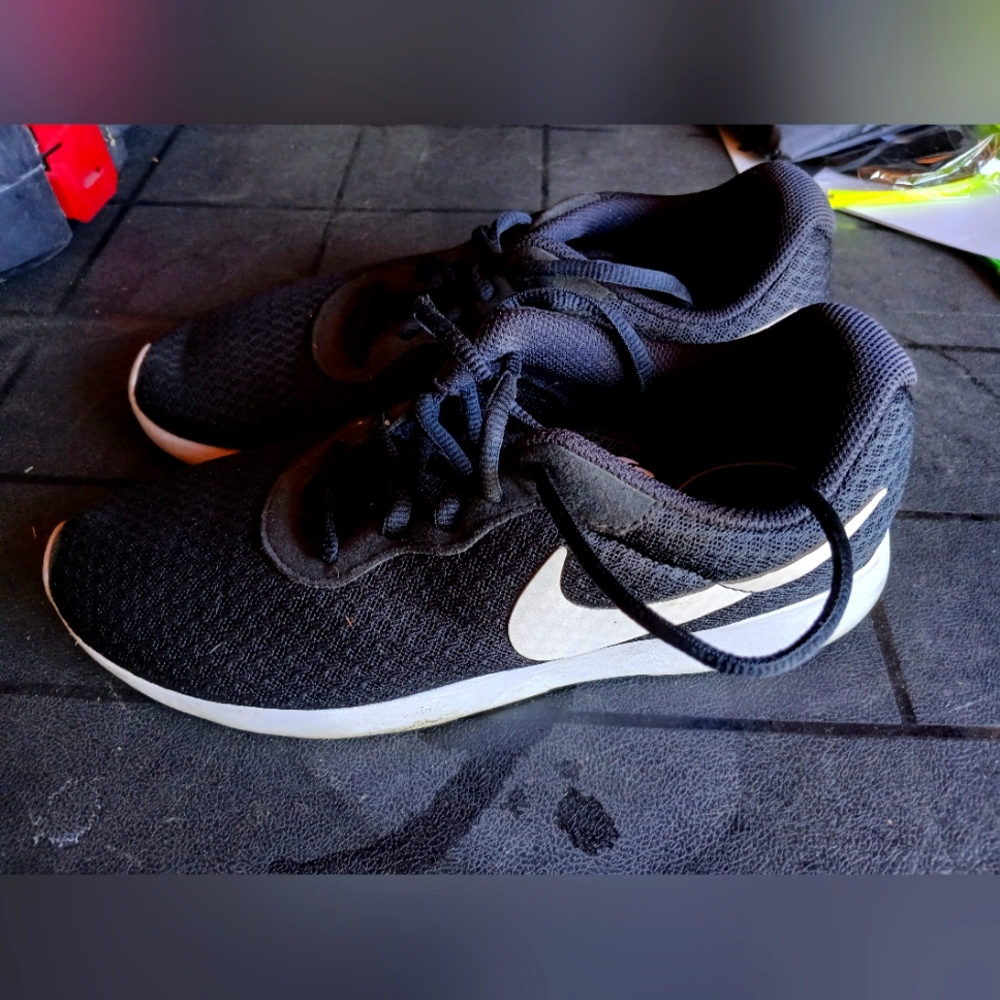 🌺🌼 Women's Nike Black and White Athletic Mesh Shoes